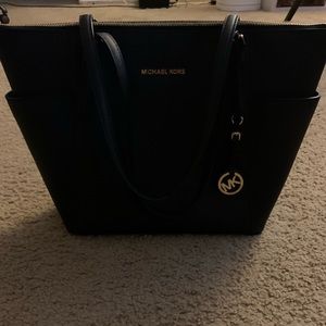 black michael kors jet set tote (medium)